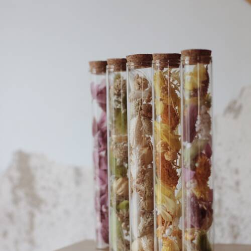 Tube de fleurs séchées
